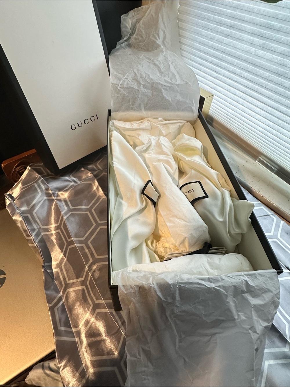 Authentic Gucci White GG Embossed Slide Sandals - Picture 11 of 15